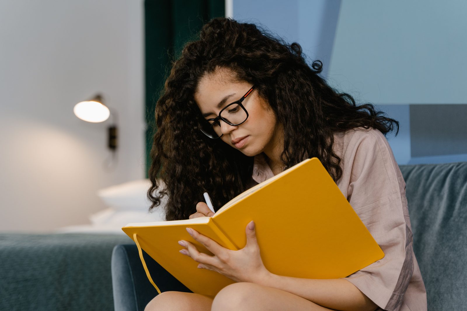 Mujer escribiendo sus oraciones en un cuaderno